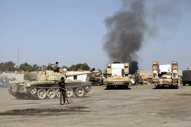 وكالة: الجيش الليبي يطلق سراح ثلاثة عمال مصريين كانوا محتجزين لدى جماعات مسلحة ببنغازي
