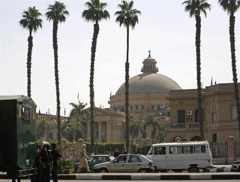جامعة القاهرة تقرر إعادة الموظفين المفصولين بسبب المخدرات إلى العمل