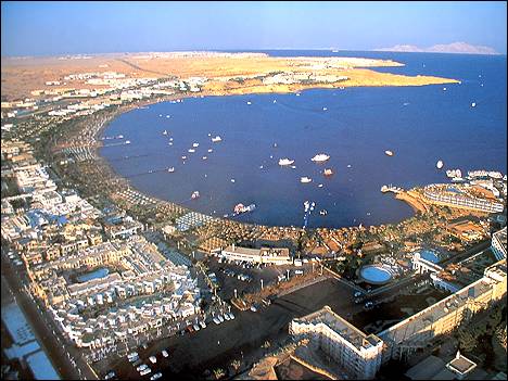محافظ جنوب سيناء يوقع اتفاقية توأمة بين مدينتي 
