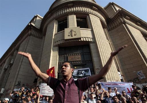 المتظاهرون أمام دار القضاء العالي يهتفون ضد حكم العسكر 