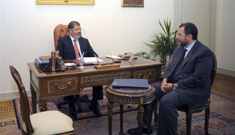 قوى وسطية وصوفية تطالب مرسى بعدم الموافقة على تعيين 