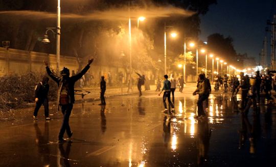 الأزمة السياسية تعصف بمصر.. والهاوية الاقتصادية تلوح في الأفق