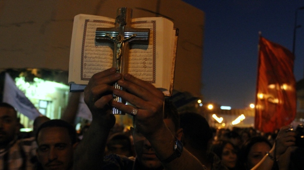 مصريون يحتجون على أعمال عنف طائفية ويحملون مرسي المسؤولية