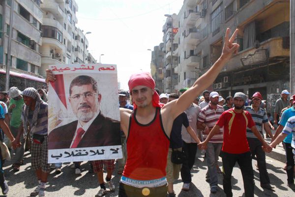 اشتباكات بين الشرطة وأنصار مرسي أمام مديرية أمن الفيوم
