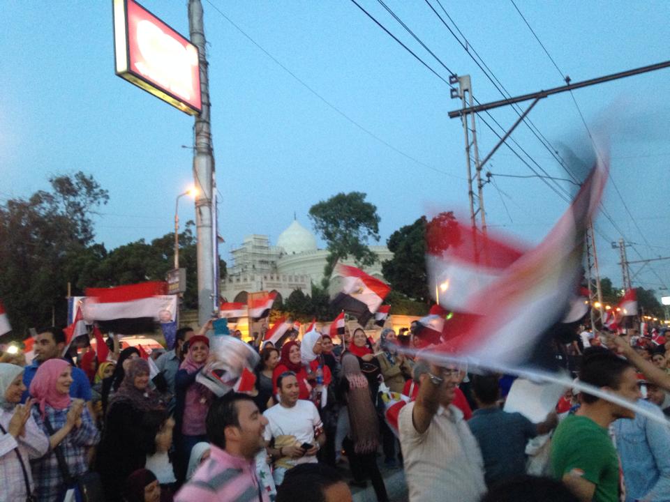لحظة إعلان فوز السيسي أمام قصر الاتحادية.. مصريون ما بين فرحة وترقب والجميع يرقص 