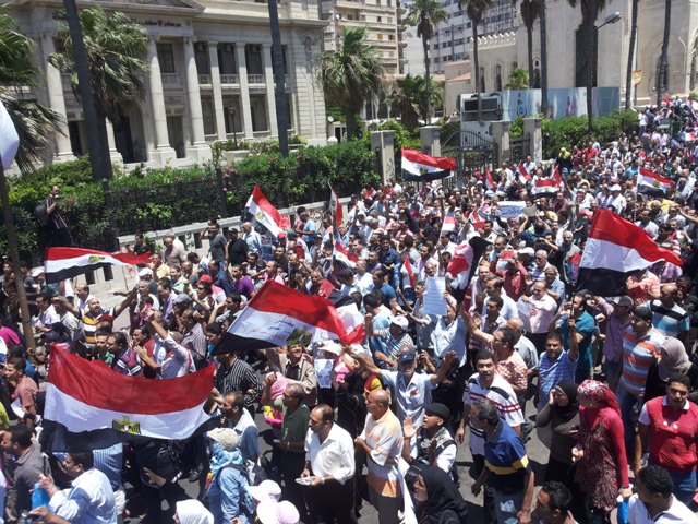 محدث - مقتل شخص في اشتباكات الإسكندرية واقتحام مقر الإخوان الرئيسي بالمدينة