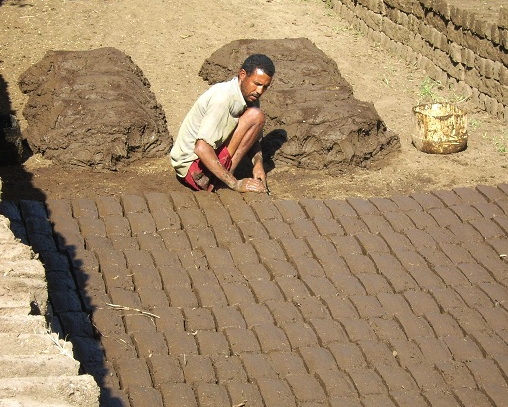 صناع الطوب في قنا... معاناة بلا بصيص نور في آخر النفق