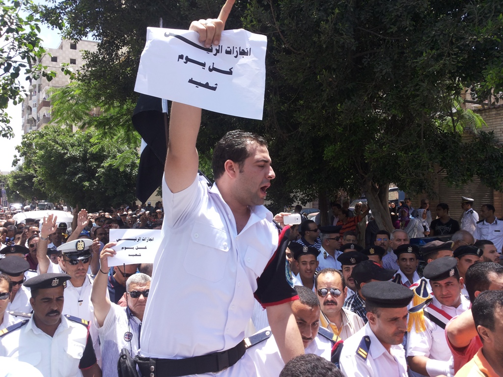 الضباط يهتفون بسقوط النظام في جنازة العميد محمد هاني بالإسكندرية