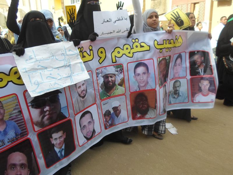 السجن المشدد عامين لـ13 من أنصار الإخوان بالسويس بتهم العنف واختراق قانون التظاهر
