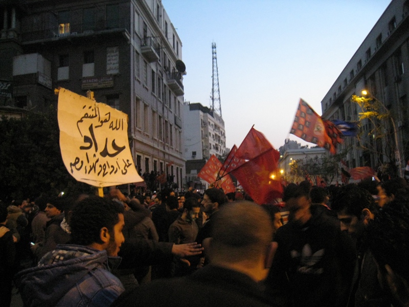توافد العشرات على شارع محمد محمود استعدادا لإحياء ذكرى 