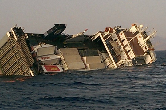 مسؤول: القوات البحرية تنقذ ركاب عبارة بضائع بميناء سفاجا البحري من الغرق