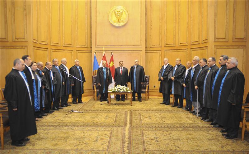 مرسي يقرر عودة 3 مستشارين لعملهم بالمحكمة الدستورية بينهم حاتم بجاتو