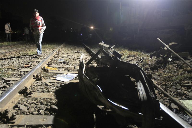 إصابة مساعد سائق وسقوط عربة فى انفجار قطار 