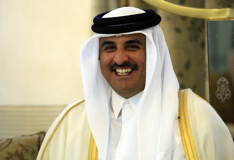 السيسي يستقبل أمير قطر بمطار شرم الشيخ للمشاركة في القمة العربية