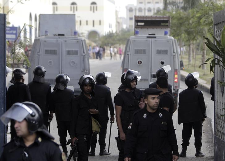 مصر تعتقل 22 من نساء الاخوان المسلمين قبل محاكمة مرسي