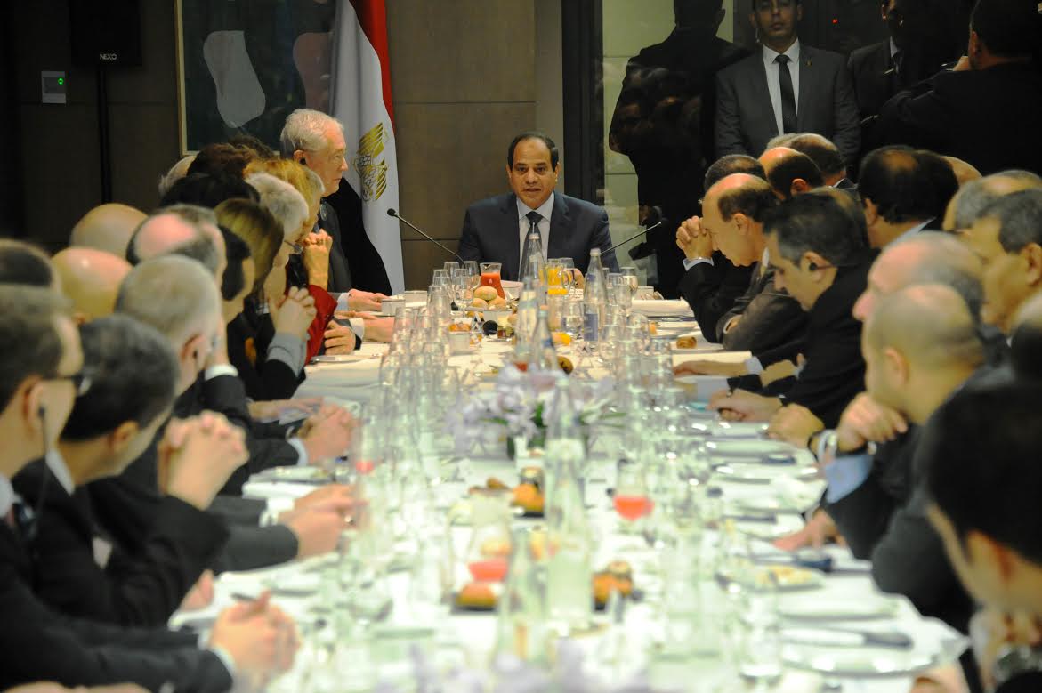 السيسي يدعو مجتمع الأعمال الفرنسي إلى الاستثمار في مصر والمشاركة بالقمة الاقتصادية