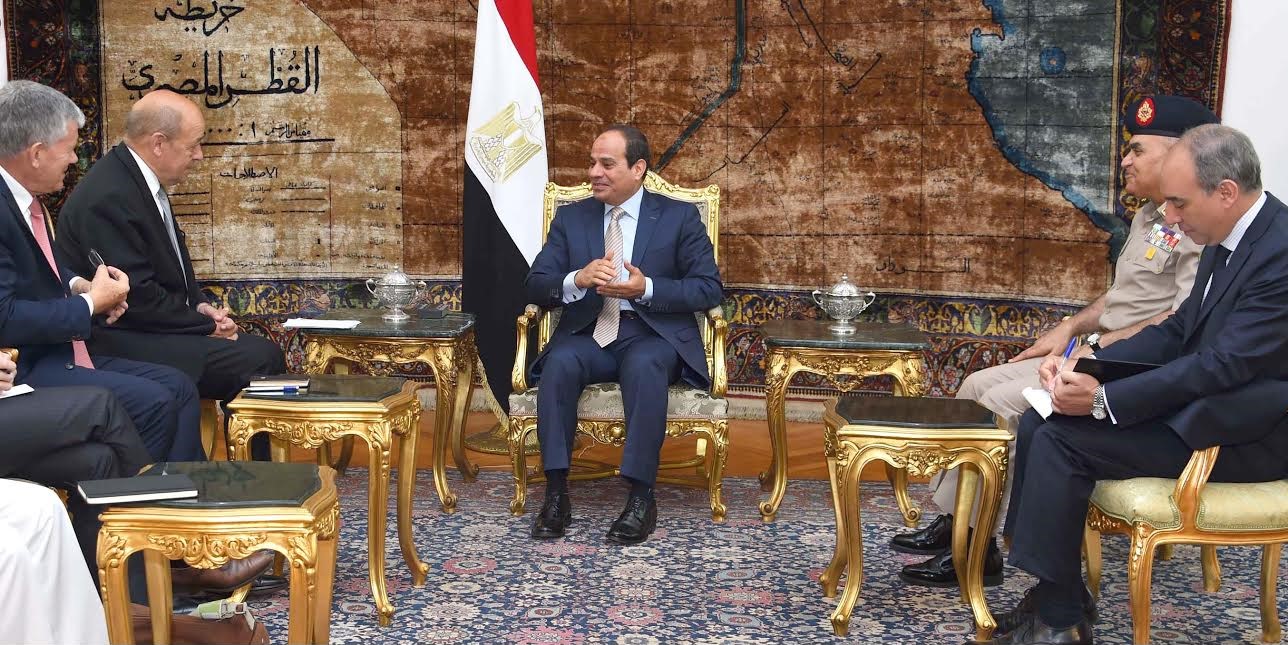 السيسي لوزير الدفاع الفرنسي: مصر ستشهد في المرحلة المقبلة تدشين عدة مشروعات تنموية 