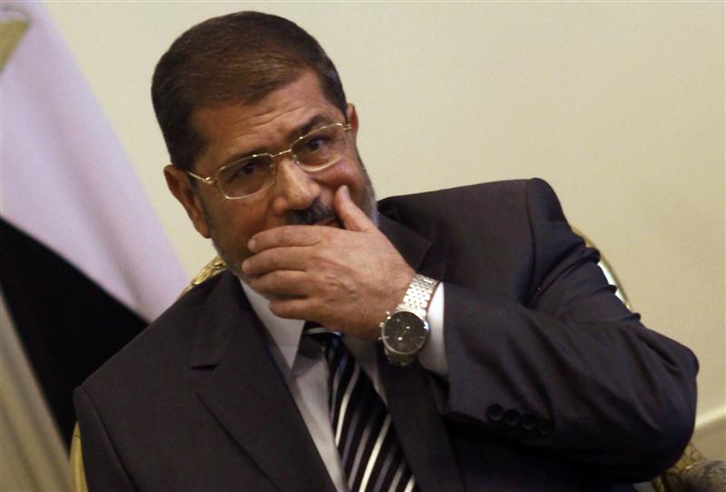 مرسي يحصن جمعية تكتب دستور مصر من أحكام القضاء