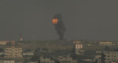 الجارديان: مصر تفتح حدودها مع غزة لمصابي القصف الإسرائيلي للقطاع لتلقي العلاج