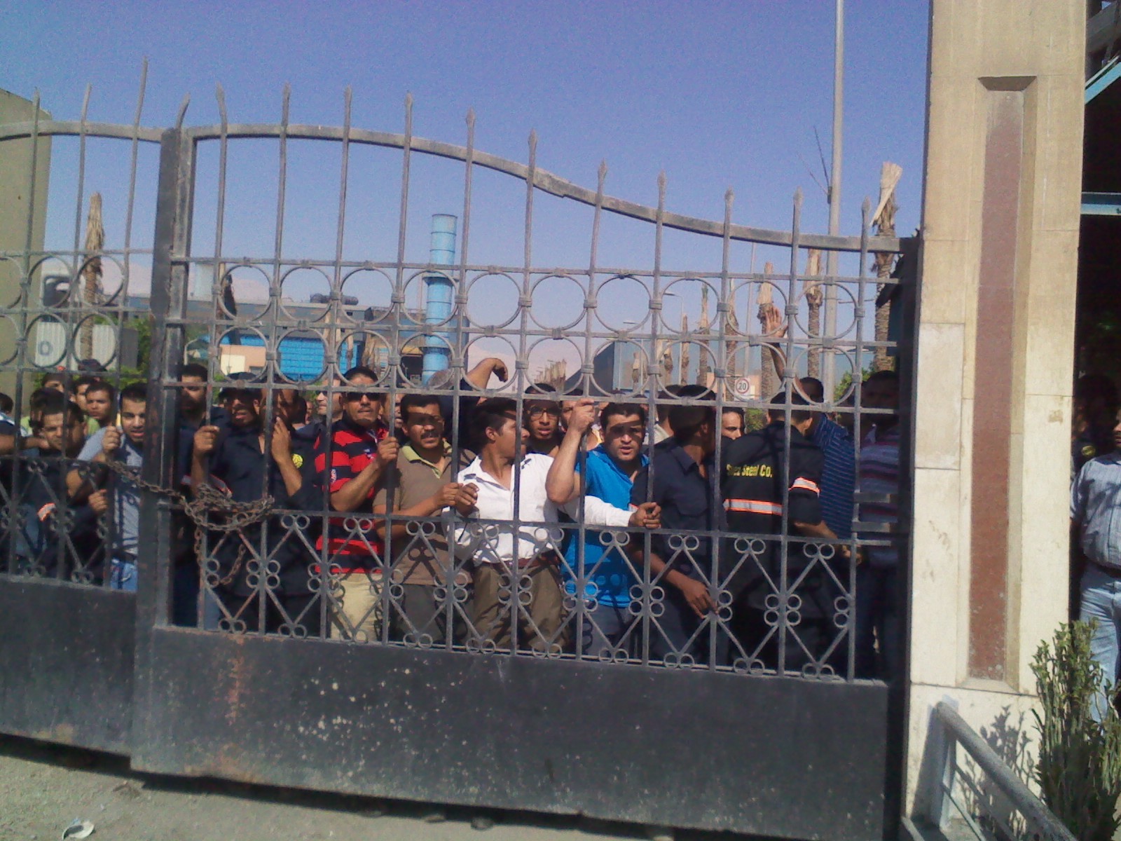عمال مصنع الألومنيوم بنجع حمادي المعتصمون لليوم الثاني يهددون بإضراب مفتوح