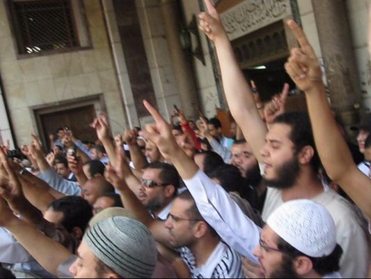 الإسلاميون في مصر يوحدون صفوفهم ضد رئيس وزراء مبارك 