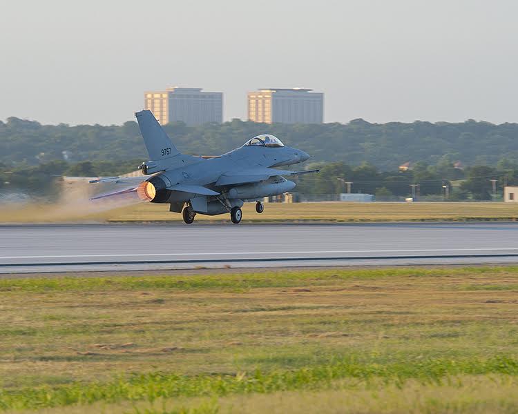 طائرات F-16 الأمريكية تجوب سماء القاهرة احتفالا بانضمامها للقوات المصرية
