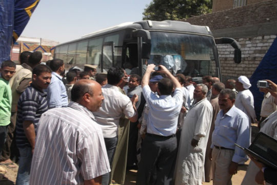 محدث- مقتل شخص وإصابة اثنين في إطلاق نار على اعتصام لمعارضي مرسي أمام مبنى محافظة أسيوط