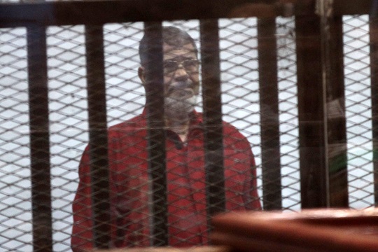 تأجيل محاكمة مرسي و10 آخرين في قضية 