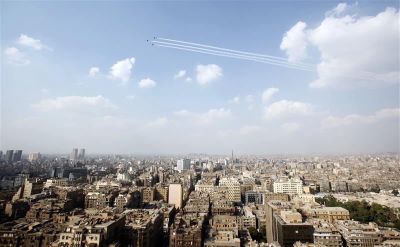 طائرات عسكرية تلقي هدايا تذكارية في القاهرة والمحافظات احتفالا بانتصارات أكتوبر
