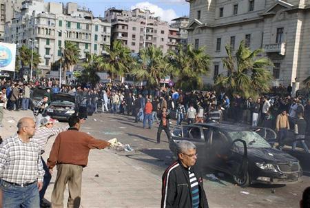 عاجل-اندلاع اشتباكات بين متظاهرين وقوات الأمن بكوم الدكة في الإسكندرية