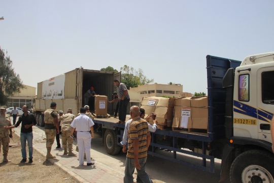 إدخال 46 شاحنة من مواد البناء إلى غزة من المعونة القطرية 