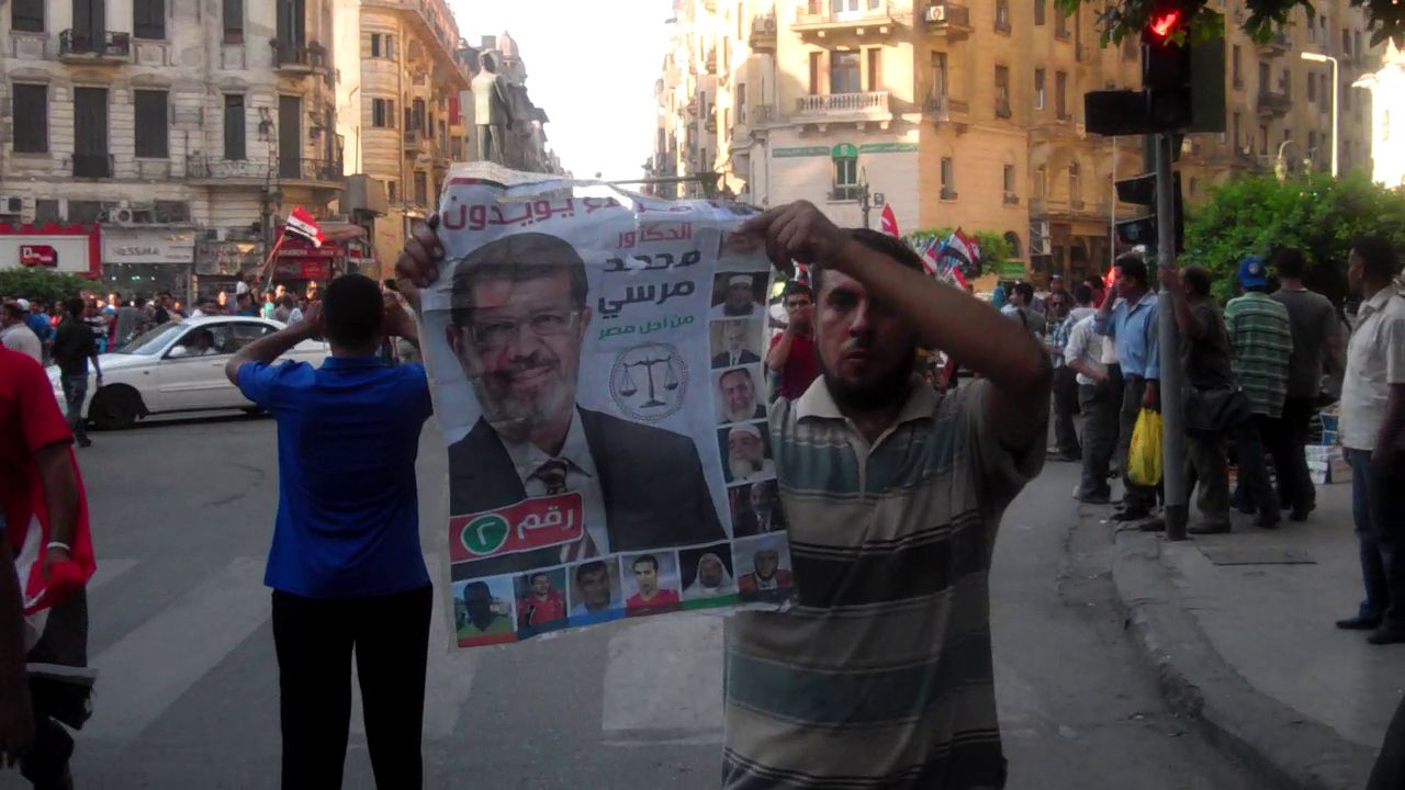 المئات من أنصار مرسي يحتشدون أمام مدينة الانتاج الإعلامي ويحطمون سيارة الصحفي خالد صلاح