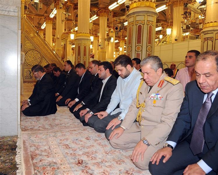 مرسى يؤدى صلاة الجمعة الأخيرة من رمضان بالجامع الأزهر الشريف 