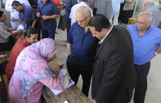 أحمد شفيق يدلى بصوته في جولة الإعادة بانتخابات الرئاسة