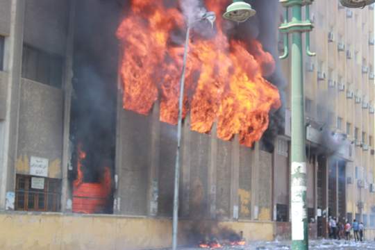 أنصار مرسي يشعلون النيران في مقر المجلس المحلي بالإسكندرية واشتباكات في مناطق متفرقة بالمدينة