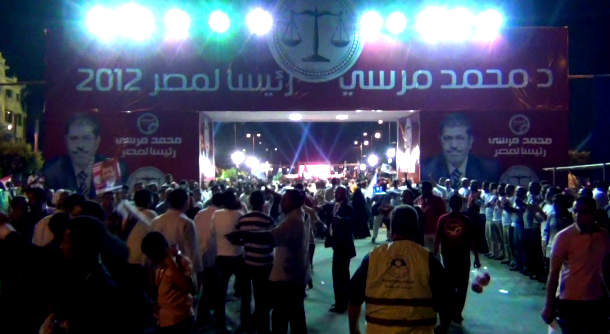 مرسي يتأهل لجولة الإعادة في انتخابات مصر متعهدا بائتلاف واسع 