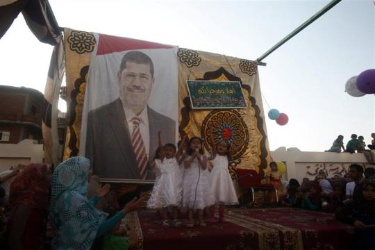 محكمة تعيد قضية تتهم مرسي بالنصب باسم 