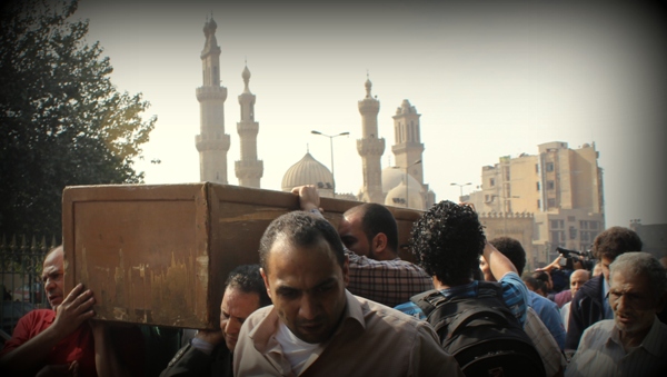 محدّث بالفيديو: سياسيون وموسيقيون في جنازة أحمد فؤاد نجم من مسجد الحسين بالقاهرة