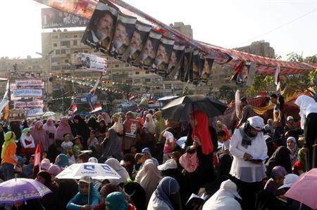 مؤيدو رئيس مصر المعزول ينظمون مسيرة وسط جهود مبعوثين لانهاء الازمة