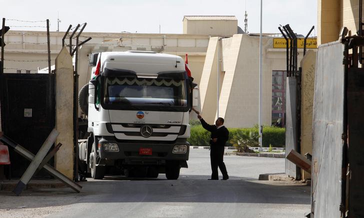 وصول قافلة المساعدات الشعبية إلى معبر رفح تمهيدا لدخولها إلى قطاع غزة