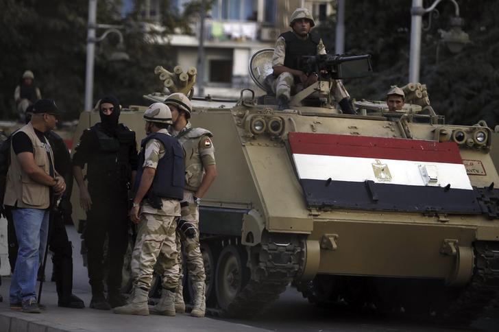 قوات الأمن تغلق ميادين التحرير ورابعة العدوية والنهضة ومحيط قصر الاتحادية