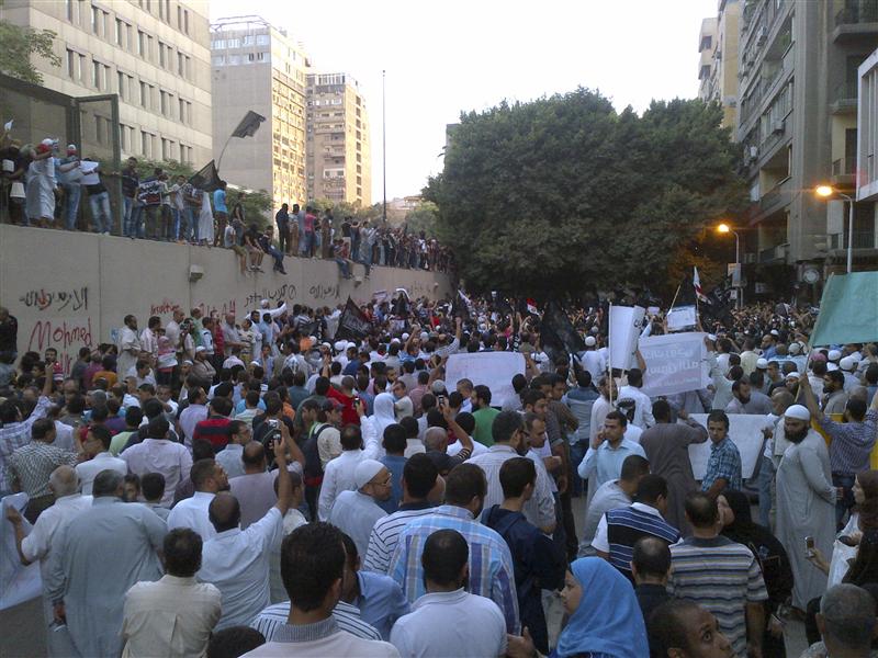 استمرار الاعتصام أمام السفارة وممدوح إسماعيل يدعو 