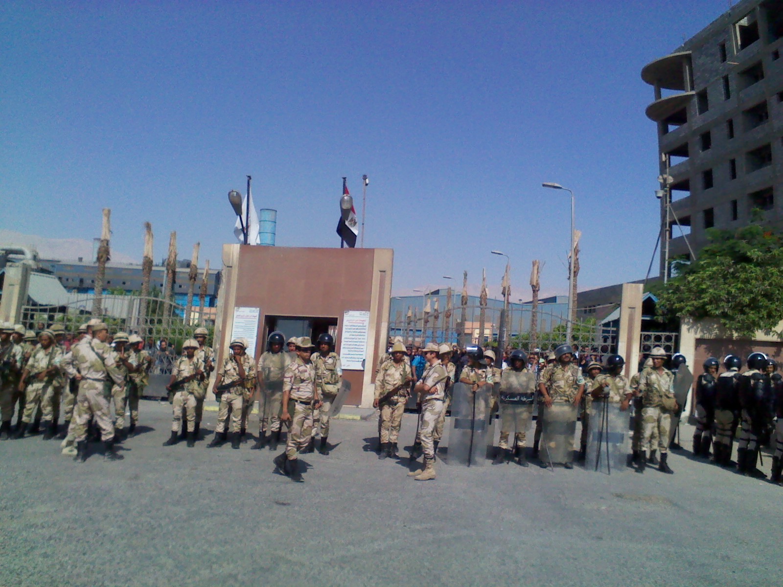 قوات من الجيش والشرطة تحاصر مصنعا بالسويس لفض إضراب عمالي