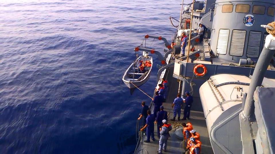 إنقاذ 31 صيادا مصريا بعد غرق مركبهم بالبحر الأحمر