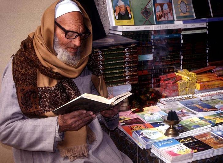 اتحاد الناشرين المصريين يعلن ضبط مطابع ومكتبات توزع كتبا مزورة