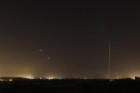 إسرائيل: إطلاق صواريخ من غزة جعل مواصلة المحادثات في القاهرة 