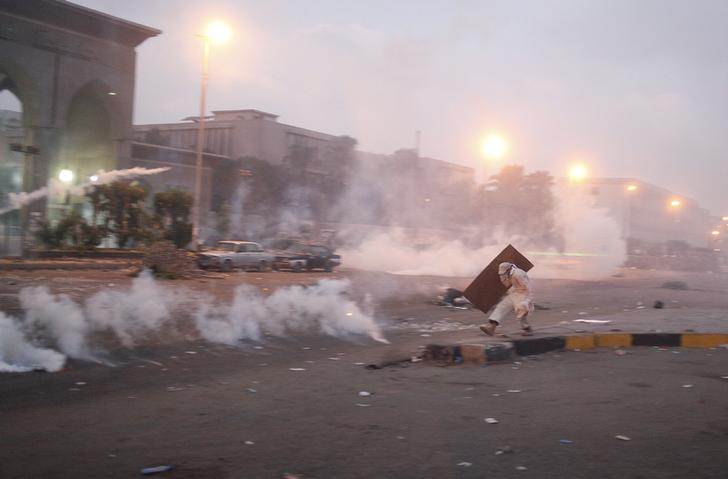 قوات الأمن تطلق قنابل الغاز لتفريق مسيرة لأنصار مرسي بمنطقة المطبعة بشارع الهرم
