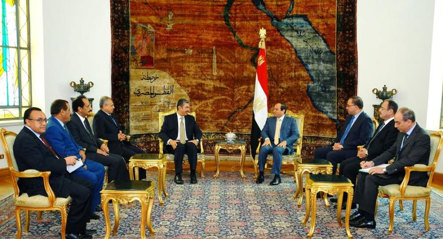 السيسي لنائب الرئيس اليمني: لا بديل عن الحل السياسي لتسوية الأزمة اليمنية