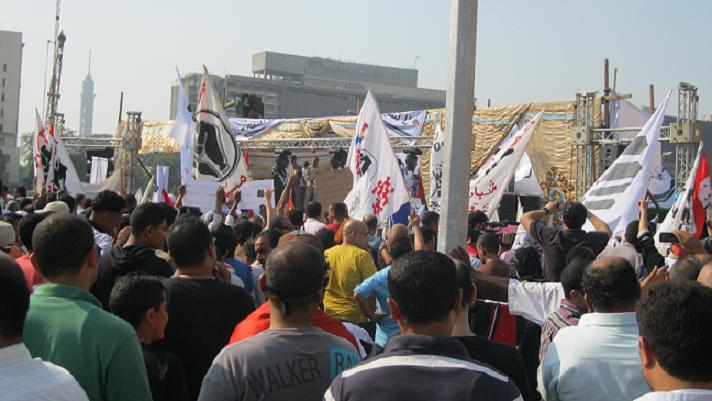 الآلاف يحتجون في ميدان التحرير على 