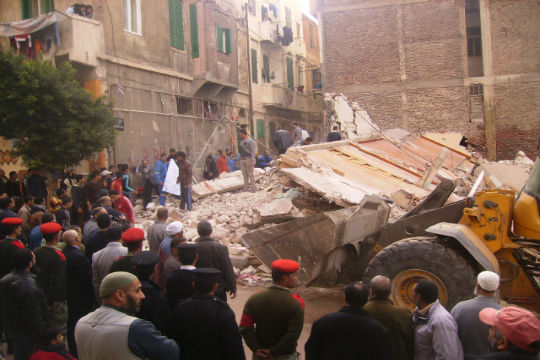 مقتل شخص واصابة خمسة في حادث انهيار منزل بمصر